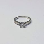 18CT GOLD DIAMOND SINGLE STONE RING, THE BRILLIANT CUT DIAMOND APPROX 0.