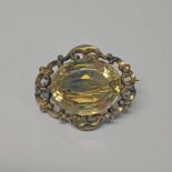 VICTORIAN GOLD CITRINE SET BROOCH IN SCROLL SETTING - 5CM WIDE, 26.