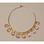 18CT GOLD COLLAR NECKLACE SET WITH FACETED PEAR SHAPED ROSE QUARTZ DROPS - 51.