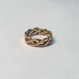 9CT GOLD WOVEN WEDDING BAND - RING SIZE T, 6.