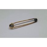 15CT GOLD SAFETY CLIP BROOCH - 4.