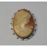 9CT GOLD CAMEO BROOCH WITH PIERCED BORDER - 6CM LONG,