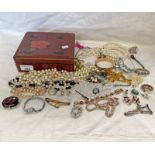ORIENTAL LACQUER JEWELLERY BOX & CONTENTS OF PASTE PEARL NECKLACES, BROOCHES, HINGED BANGLE,