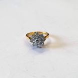 18CT GOLD DIAMOND CLUSTER RING, THE CENTRAL DIAMOND APPROX. 0.