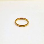 9CT GOLD WEDDING BAND - RING SIZE M, 2.