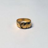 GOLD BUCKLE RING, TEST AS 18CT - RING SIZE S, 8.