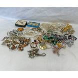 SELECTION OF VARIOUS COSTUME JEWELLERY INCLUDING PASTE PEARL NECKLACES, BROOCHES,