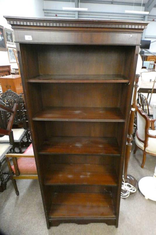 20TH CENTURY MAHOGANY OPEN BOOKCASE WITH ADJUSTABLE SHELVES & DENTIL CORNICE,