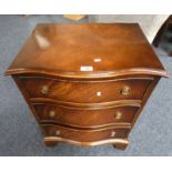 20TH CENTURY MAHOGANY 3 DRAWER BEDSIDE CHEST WITH SERPENTINE FRONT 67 CM TALL X 53 CM WIDE