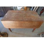 19TH CENTURY MAHOGANY PEMBROKE TABLE WITH SINGLE DRAWER ON TURNED SUPPORTS.