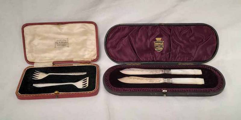 PAIR OF MOTHER OF PEARL HANDLED BUTTER KNIVES IN FITTED CASE AND 2 SILVER PICKLE FORKS IN FITTED