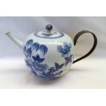 LATE 18TH CENTURY CHINESE GLOBULAR TEAPOT WITH METAL HANDLE DECORATED WITH FLOWERS