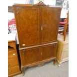 20TH CENTURY WALNUT CABINET WITH 2 PANELLED DOORS OPENING TO MIRRORED & SHELVED INTERIOR OVER 2
