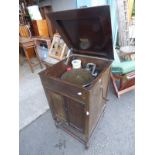 20TH CENTURY OAK UNITONE GRAMOPHONE CABINET WITH LIFT-TOP & 2 PANEL DOORS WITH CONTENTS OF RECORDS