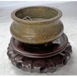 ORIENTAL BRONZE BOWL WITH CHARACTER MARK/SIGNATURE TO BASE ON A CARVED WOODEN STAND,