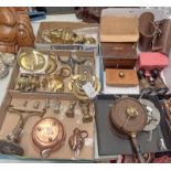 VARIOUS EMPHEMERA TO INCLUDE BRASS WEIGHTS, SPIGOT, COPPER BOWL, WW2 CHILD'S GAS MASK, BINOCULARS,