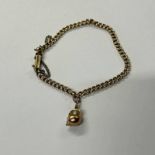 15CT GOLD CURBLINK BRACELET & 9CT GOLD PEARL & CONCH SHELL CHARM - 6.