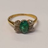 18CT GOLD & PLATINUM EMERALD & DIAMOND RING THE CABOCHON EMERALD FLANKED BY 2 PAIRS OF CUSHION