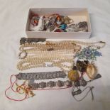 SELECTION OF VARIOUS JEWELLERY INCLUDING ORIENTAL PENDANTS, PASTE BROOCHES, RINGS,