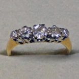 18CT GOLD 5-STONE DIAMOND SET RING, THE CENTRE STONE APPROX 0.