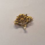 EARLY 20TH CENTURY 14K GOLD PEARL SET FLORAL DESIGN BROOCH - 2.6 CM WIDE. 4.
