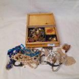 WOODEN JEWELLERY BOX INCLUDING NECKLACES, BROOCHES, RINGS,