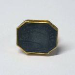 19TH CENTURY GOLD INTAGLIO SEAL RING, THE SEAL DEPICTING ARABIC SCRIPT - 10.