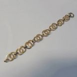 YELLOW METAL CIRCULAR LINK BRACELET, UNMARKED - 17.