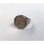 9CT GOLD MOUNTED 1982 HALF SOVEREIGN RING - 9.