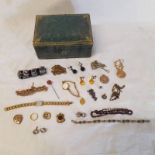 GREEN LEATHER JEWELLERY BOX & CONTENTS INCLUDING EXPANDING AGATE BRACELET, GARNET NECKLACE,