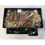 LARGE SELECTION OF VARIOUS DECORATIVE JEWELLERY INCLUDING BROOCHES, BEAD NECKLACES,