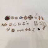 SELECTION OF VARIOUS SILVER & OTHER JEWELLERY INCLUDING BROOCHES, AMBER SET EARRINGS, RINGS,