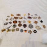 LARGE SELECTION OF VARIOUS PASTE SET & OTHER DECORATIVE BROOCHES