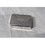 19TH CENTURY CHINESE SNUFF BOX WITH FOLIATE ENGRAVED DECORATION, 2 CHARACTER MARK TO INSIDE - 5.