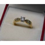 18 CT GOLD DIAMOND SET RING WITH DIAMOND SET SHOULDERS, APPROX 0.