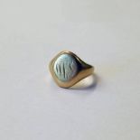 18CT GOLD GENTS SIGNET RING - 9.3 G, RING SIZE M Condition Report: Marks clear.