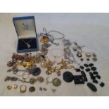 SELECTION OF VARIOUS JEWELLERY INCLUDING PASTE NECKLACE, AGATE NECKLACE, VARIOUS RINGS,