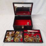 BLACK 3-TIER JEWELLERY BOX & CONTENTS TO INCLUDE VARIOUS BROOCHES,