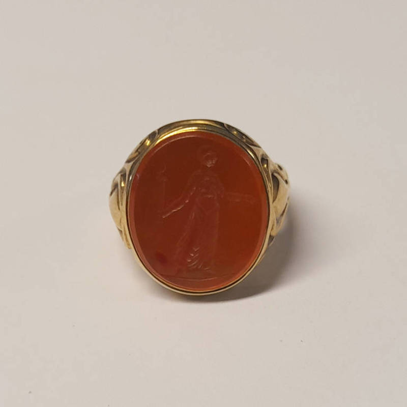 19TH CENTURY GOLD CARNELIAN INTAGLIO RING - RING SIZE Q, 8.