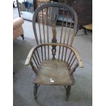 19TH CENTURY ELM WINDSOR ARMCHAIR ON TURNED SUPPORTS 102 CM TALL