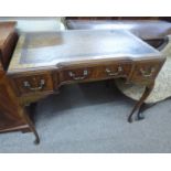 EARLY 20TH CENTURY LEATHER TOPPED WRITING TABLE WITH 3 DRAWERS & QUEEN ANNE SUPPORTS.