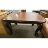 19TH CENTURY MAHOGANY EXTENDING DINING TABLE ON BALL AND CLAW SUPPORTS.