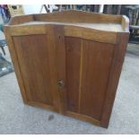 EARLY 20TH CENTURY OAK 2 DOOR CABINET WITH GALLERIED TOP 66 CM TALL X 63 CM WIDE