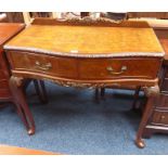 20TH CENTURY WALNUT SIDE TABLE WITH SERPENTINE FRONT, 2 DRAWERS & QUEEN ANNE SUPPORTS.