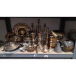 LARGE SELECTION BRASS CANDLESTICKS & OTHER BRASSWARE ON 1 SHELF