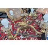 4 BRANCH GILT WOOD LIGHT FITTING WITH CUT GLASS DECORATIVE SHADES & GLASS DROPLETS,