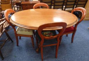 MAHOGANY OVAL TOPPED PEDESTAL TABLE & 4 MAHOGANY BALLOON BACK DINING CHAIRS ON TURNED SUPPORTS.