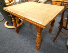 OAK DRAW LEAF KITCHEN TABLE ON TURNED SUPPORTS,