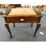 20TH CENTURY MAHOGANY PIANO STOOL WITH LIFT-UP SEAT ON QUEEN ANNE SUPPORTS