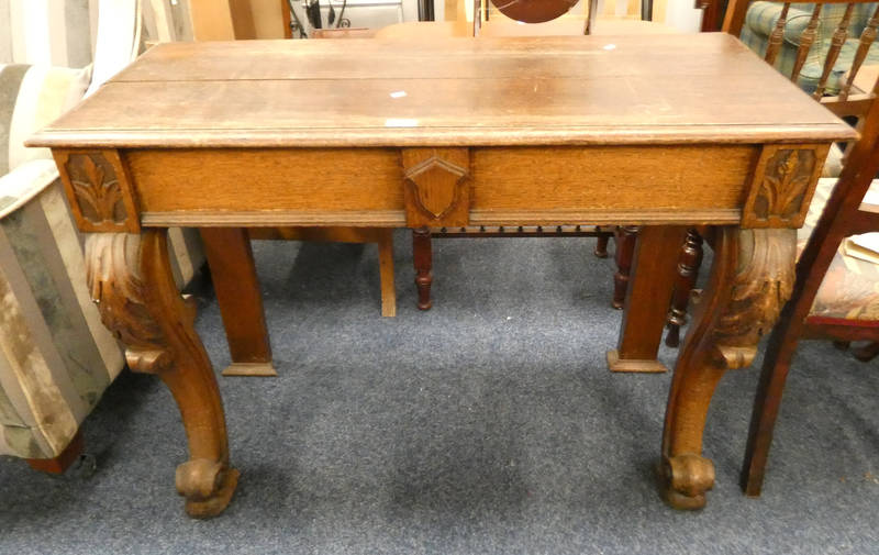 19TH CENTURY OAK SIDE TABLE WITH SINGLE DRAWER TO LEFT SIDE ON DECORATIVE CABRIOLE SUPPORTS,